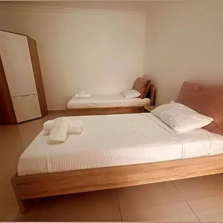 Maisonette With Backyard *