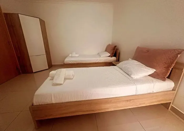 Maisonette With Backyard *