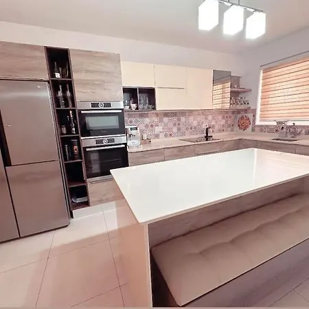 Maisonette With Backyard *